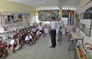 Fellín, en primer plano, y Pedro en el encuentro del pasado 28 de octubre. Los niños aprenden y cultivan la historia