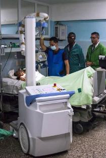 Al centro el Dr. Jorge Silvestre Duquesne, mientras asistían a un paciente con un equipo portátil de Imagenología de última generación recibido recientemente. Fotos: Leandro Pérez Pérez/Adelante Realidades luego de la añoranza
