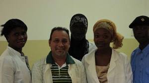 Israel junto a varios estudiantes de medicina en Gambia.Fotos:Cortesía del entrevistado salud_camagüey