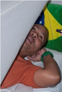 Eddy, se mantiene debajo del mosquitero, solo se asomó para responder a nuestras preguntas. Sin complicaciones el tercer caso de Zika