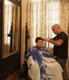 Gilberto Valladares, conocido como “Papito”, corta el cabello a un cliente en su peluquería Artecorte, en La Habana, Cuba Papito, el peluquero cubano que conversó con Obama