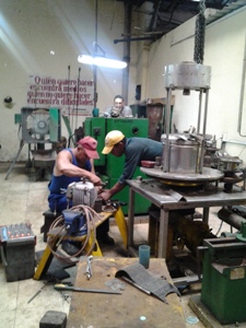 De las manos de estos hombres salen las soluciones.Fotos:Enrique Atiénzar Rivero/Adelante fábrica_vinagre_camagüey