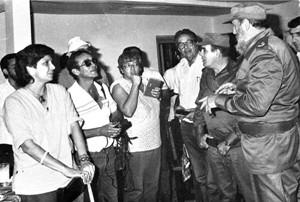 Los periodistas Ileana Borges, Pedro Paneque y Susana Lee de (izquierda a derecha) escuchan atentamente las palabras de Fidel.Foto:Cortesía de  Pedro Paneque Yo conocí a Fidel