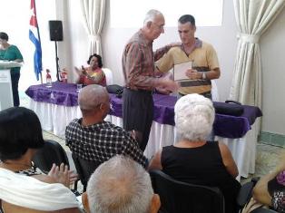 Momentos en que Armengol recibía el premio "Cándido González" Che y Maceo presentes en acto de economistas camagüeyanos