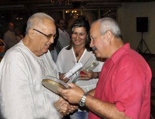 El Profesor Manuel Oliva Palomino recibía la Réplica del Escudo de la provincia de manos de las autoridades.  En Camagüey: tributo a parte de sus mejores hijos