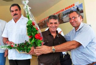 El doctor Eydel Miquel, a la izquierda, y el licenciado en Enfermería José Edelmiro (al centro), eran homenajeados por Luis Sisto Mora, vicepresidente de la Asamblea Provincial del Poder Popular, entre otros directivos El doctor Eydel Miquel, a la izquierda, y el licenciado en Enfermería José Edelmiro (al centro), eran homenajeados por Luis Sisto Mora, vicepresidente de la Asamblea Provincial del Poder Popular, entre otros directivos