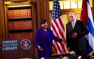 Rodrigo Malmierca Díaz (D), Ministro del Comercio Exterior y la Inversión Extranjera de Cuba, y Penny Pritzker (I), Secretaria de Comercio de los Estados Unidos, en la sede de la Cámara de Comercio estadounidense, para la II Reunión de intercambo acerca del alcance de las regulaciones vigentes del bloqueo a Cuba, y su impacto en los vínculos económico-comerciales bilaterales, en Washington D.C. Foto/ Ismael Francisco González Arceo Empresarios de EE.UU. interesados en Cuba