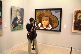 De la serie Be One, de Chuli Herrera. Chuli Herrera (ex)pone sombrero cubano a Bienal de China