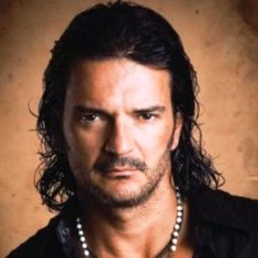 Ricardo Arjona pide renuncia de Pérez Molina y devuelve orden del Quetzal