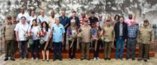 Reciben personalidades réplica del machete del Generalísimo