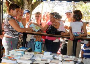 Prosigue venta de libros en Casino Campestre 