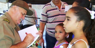 Villavicencio gana premio de lectores en su natal Camagüey