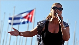 La cantante puertorriqueña Olga Tañón cumplió hoy la promesa hecha a sus seguidores cubanos al ofrecer un multitudinario concierto frente al malecón de La Habana. Foto: Alejandro Ernesto/ EFE Olga Tañón sedujo a La Habana