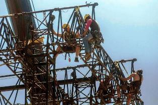 Montaje del escenario donde actuará la banda inglesa de rock Rolling Stones, en la Ciudad Deportiva, en La Habana,  Foto de Abel Ernesto (ACN) Marchan preparativos para concierto de los Rolling Stones