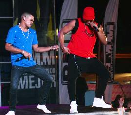 El dúo Gente de Zona, agrupación cubana del género reguetón con más éxitos internacionales, en concierto en el área recreativa del estadio Augusto César Sandino, en el municipio Santa Clara, provincia de Villa Clara. Foto: Arelys María Echevarría Rodríguez (ACN) Gente de Zona esta noche en Camagüey
