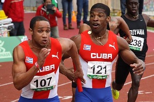 Yadier Luis no estará presente, pero su ausencia se debe solo a "una molestia". (En la foto, Luis entrega el batón a su coequipero Yasniel Carrero, durante el relevo 4x100 de los Centroamericanos y del Caribe de Veracruz).   Foto: Otmaro Rodríguez/Tomada de www.jit.cu atletismo_camagüey