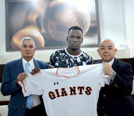 José Adolis García, jardinero avileño se incorporará dentro de tres semanas, y hasta el final de la presente contienda, a la disciplina del club nipón Jardinero avileño firma con los Gigantes de Yomiuri