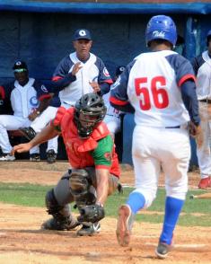 Héctor Hernández disparó su primer vuelacercas del torneo, con un hombre en circulación. Serie Nacional: ese maldito octavo inning...
