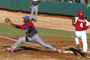 La selección de Orientales se impuso 2-0 en el Juego de Veteranos con batazo decisivo del santiaguero Evenecer Godínez, quien castigó con una larga línea al central al derecho capitalino Lázaro de la Torre Juego de las Estrellas: Los veteranos de orientales juegaron mejor