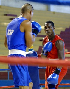 El “Capitán” La Cruz ceñirá los guantes con una meta fundamental: superar la marca de seis títulos en los “Playa Girón” que desde hace un año comparte con el emblemático fajador pinareño Pablo Romero (casi invencible entre 1982 y 1989). Todos los entendidos apuntan a que lo logrará "Girón" de Boxeo: siete días para (re)escribir la historia