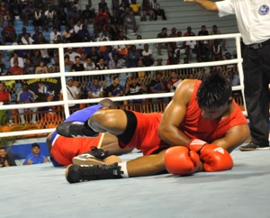 El camagüeyano Yusiel Nápoles y el pinareño Yasmani Rodríguez protagonizaron uno de los combates más espectaculares de la noche, que además estuvo a punto de terminar en un inédito doble nocao. Playa Girón de Boxeo: noche tormentosa...