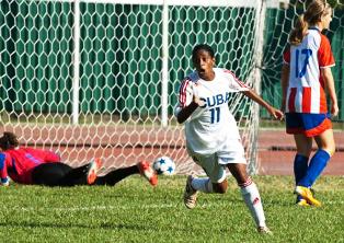 Rachel Peláez celebrando su tercer gol de las clasificatorias mundialistas sub-20, en enero de 2012. Fútbol femenino: Camagüey, el gol como destino