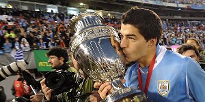 Esta vez, el uruguayo Luis Suárez verá los toros desde la barrera. Fútbol: América en la copa