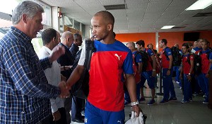 Díaz Canel saluda al estelar boxeador Roniel Iglesias. Foto: Ismael Francisco/Cubadebate. deporte_toronto_cuba