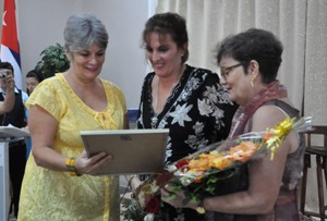 La MS.c. María Antonieta Rioseco López-Trigo, directora del ISA, recibió en nombre de la filial el reconocimiento de importantes instituciones de la provincia, a propósito de estos 25 años. La MS.c. María Antonieta Rioseco López-Trigo, directora del ISA, recibió en nombre de la filial el reconocimiento de importantes instituciones de la provincia, a propósito de estos 25 años.