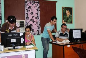 Young computer technicians of the Provincial Electoral Committee receive the reports and complementary information from all the schools of the province during this Dynamic Test.