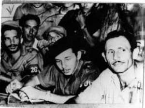 Raúl y un grupo de campesinos de la zona en la celebración del Congreso.Foto:Tomada de ecured.cu raúl_congreso_campesino