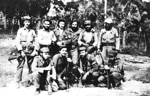 Principales jefes de la Columna 6 Frank País. De izquierda a derecha: capitán Efigenio Ameijeiras Delgado, capitán Félix Pena Díaz, comandante Raúl Castro Ruz, teniente Manuel Piñeiro Losada, capitán Ciro Frías Cabrera y capitán Ernesto Casilla Palenzuela. En primer plano, teniente Arturo Lince González, teniente Armando Torres Mesones, capitán Demetrio Monsetny Vaca, «Villa», y capitán Reinerio Jiménez Lage. Foto: Juventud Rebelde. II Frente: Aquel hermoso sueño de Frank País