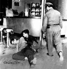 Fulgencio Oroz trata de levantar a Fructuoso Rodríguez  Fulgencio Oroz trata de levantar a Fructuoso Rodríguez