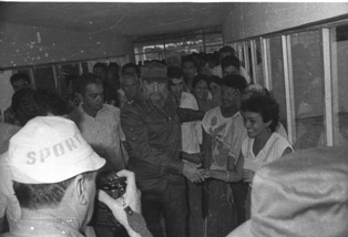 El Comandante en Jefe Fidel Castro Ruz, el 25 de julio de 1989, con el colectivo de el Centro de Ingeniería Genética y Biotecnología, de Camagüey El Comandante en Jefe Fidel Castro Ruz, el 25 de julio de 1989, con el colectivo de el Centro de Ingeniería Genética y Biotecnología, de Camagüey