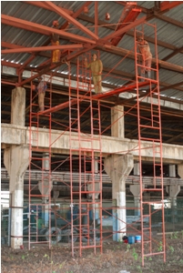 Al momento de la visita de Adelante, varios obreros concluían el mantenimiento a las estructuras de los techos. minas_industria