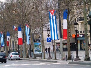 Desde hace algunos días la Avenida de los Campos Elíseos está ataviada a ambos lados con banderas cubanas y francesas.  Presidente de Cuba recibido con ceremonia oficial en Paris