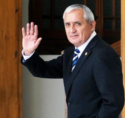 Renunció presidente guatemalteco por reclamo popular