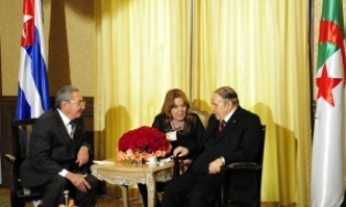 El General de Ejército le transmitió al presidente argelino Abdelaziz Bouteflika un saludo del Comandante en Jefe Fidel Castro Ruz y sus deseos de buena salud