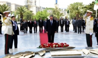 La primera actividad de Raúl en la capital argelina fue visitar el Santuario de los Mártires y colocar allí una ofrenda floral en honor de los caídos por la independencia de Argelia.