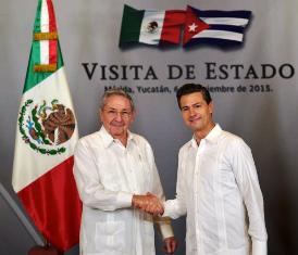 Enrique Peña Nieto, Presidente de México, da la bienvenida a Raúl Castro, Presidente de Cuba, en el Palacio de Gobierno de Yucatán, México. Foto: Tomada de la web Presidencia de la República de México Presidentes de México y Cuba se reúnen en Mérida