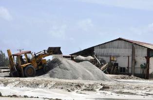 Salineros de Nuevitas por garantizar 25 000 toneladas