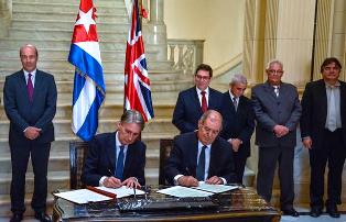 Philip Hammond Secretario de Estado para los Asuntos Exteriores y de la Mancomunidad del Reino Unido de Gran Bretaña e Irlanda del Norte, y Arnaldo Alayón Bazo, Vicepresidente del Banco Central de Cuba, durante la firma de Memorandos de entendimiento, con la presencia de Bruno Rodríguez Parrilla, Ministro de Relaciones Exteriores de Cuba Expresan Cuba y Reino Unido voluntad de ampliar nexos