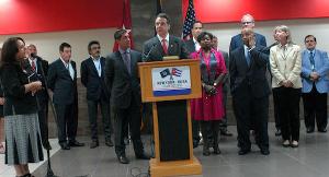 El gobernador de Nueva York, Andrew Cuomo (C), en conferencia sobre las perspectivas de comercio con Cuba, efectuada en el Hotel Nacional, en La Habana, el 21 de abril de 2015. Foto: Prensa Latina gobernador_nueva york _cuba