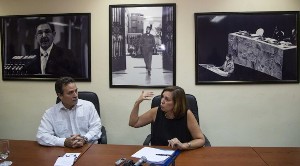 Josefina Vidal y Gustavo Machín, directora general y subdirector del Departamento de Estados Unidos del Ministerio de Relaciones Exteriores de Cuba, en conferencia de prensa hoy en La Habana. Foto: Desmond Boylan/ AP  Josefina Vidal: Se han registrado progresos importantes entre Cuba y EEUU