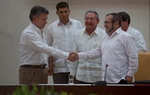 Se saludan Juan Manuel Santos y Timoleón Jimenez tras la firma de los acuerdos. Foto: Ladyrene Pérez /Cubadebate venezuela_colombia_cuba