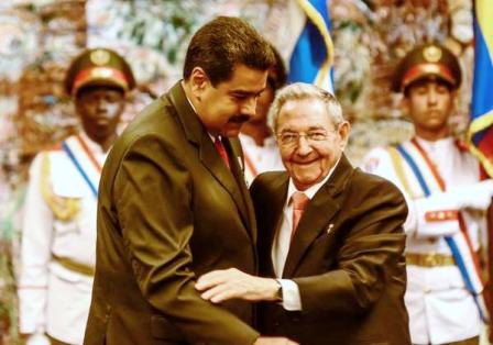 El Presidente de los Consejos de Estado y de Ministros, condecora a Nicolás Maduro, Presidente de la República Bolivariana de Venezuela, con la Orden José Martí, la más alta distinción que otorga el Consejo de Estado de la República de Cuba. Foto: Marcelino Vázquez Hernández. Dedica Nicolás Maduro Orden José Martí al pueblo venezolano