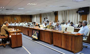 Convoca Raúl a enfrentar los problemas sin espacio al derrotismo