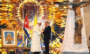 El General de Ejército Raúl Castro Ruz, presidente de los Consejos de Estado y de Ministros de Cuba, obsequia al Papa Francisco con una obra del artista cubano Alexis Leyva Machado (Kcho), y su Santidad obsequia al presidente cubano un cuadro de la Virgen , obra de artista italiana, en el Palacio de la Revolución, en La Habana, el 20 de septiembre de 2015.Foto:Tomada de ACN  La obra Milagro de Kcho será llevada a la isla Lampedusa