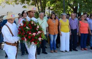 Trabajadores de la cultura, rindieron homenaje al Mayor General Ignacio Agramonte, en el parque que lleva su nombre, este  14 de diciembre, en ocasión del Día del Trabajador de la Cultura. Foto: Rodolfo Blanco Cué /ACN  Reconocen a gestores de la Cultura en Camagüey