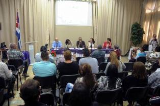 Presentan primer libro del diseño gráfico en Camagüey